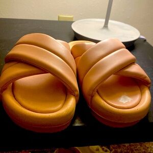 No boundaries women’s sandal. Has a little white paint stain on it